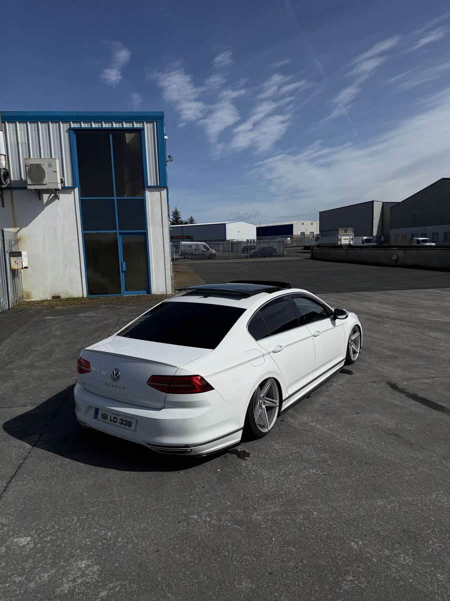 VOLKSWAGEN PASSAT B8 R-LINE